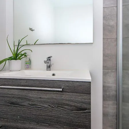 4 Person Holiday In R M Apartman *